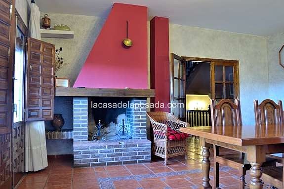 Chimenea del salón en La Casa de la Posada