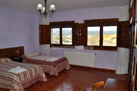 dormitorio con dos camas