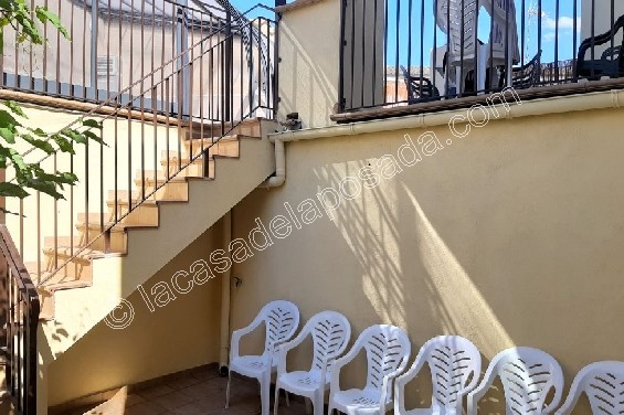 Piscina con zona exterior y patio