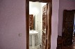 baño en habitación rosa