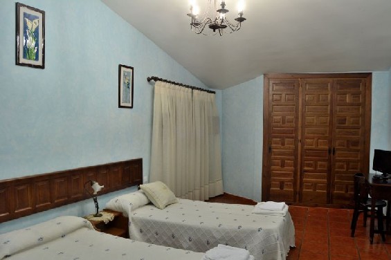 dormitorio con 2 camas