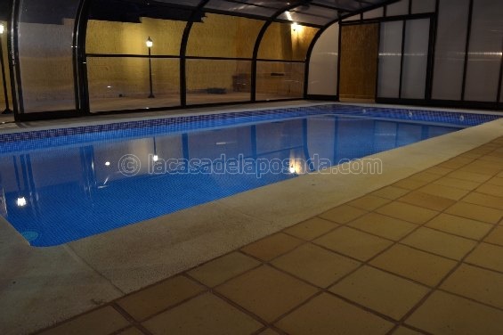 piscina con luces encendidas