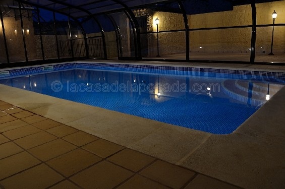 piscina iluminada