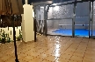 piscina por la noche