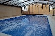 dentro de la piscina