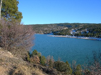 el embalse en dirección Tragacete